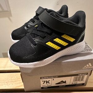 NEW Adidas Kids Runfalcon 2.0 Black/Yellow Sneakers

Smoke free, pet free home